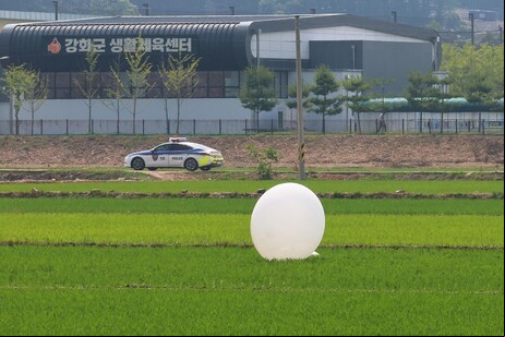 Coreia do Norte envia balões com lixo e fezes ao Sul