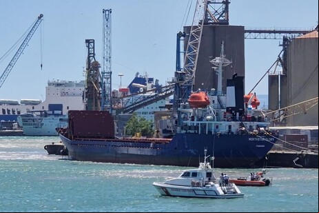Navio de cruzeiro está no porto de Catânia