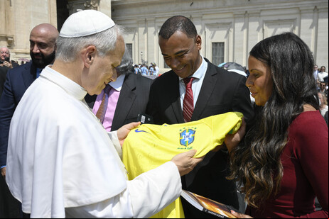 Papa Leão XIV recebe Cafu e Mariah Morais no Vaticano