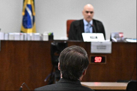 Bolsonaro diante de Moraes em julgamento no STF