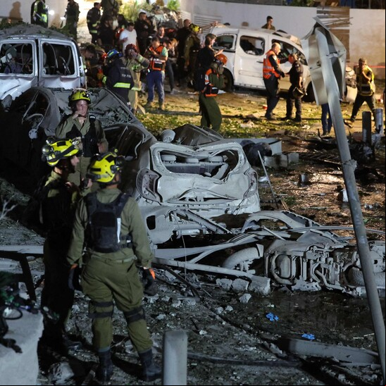Socorristas em Tel Aviv após ataques iranianos