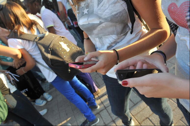 Celulares poderão ser proibidos em escolas do ensino médio italiano - TODOS OS DIREITOS RESERVADOS
