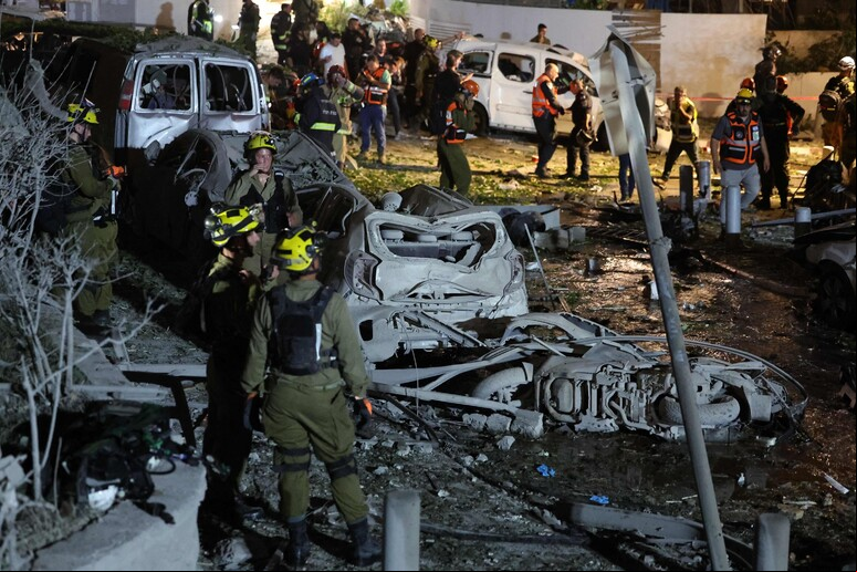 Socorristas em Tel Aviv após ataques iranianos © ANSA/AFP