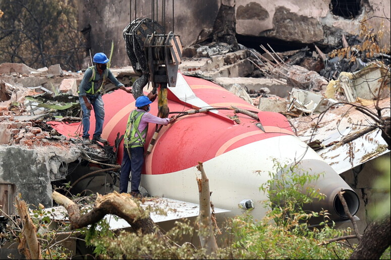 Operação de recuperação continua no local da queda do avião da Air India © ANSA/EPA
